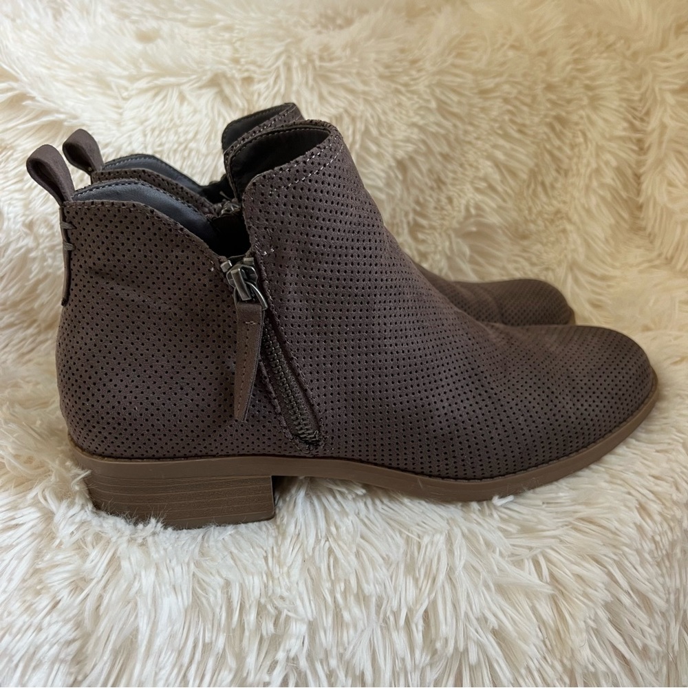 Universal Thread Gray Perforated Booties size 9.5
